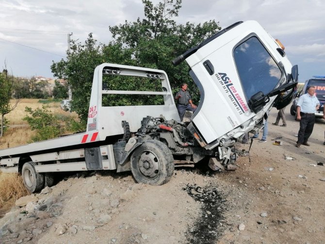 Otomobil ile oto kurtarıcı çarpıştı: 2 ölü, 1 yaralı