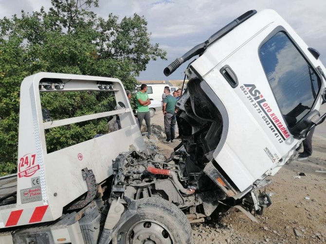 Otomobil ile oto kurtarıcı çarpıştı: 2 ölü, 1 yaralı