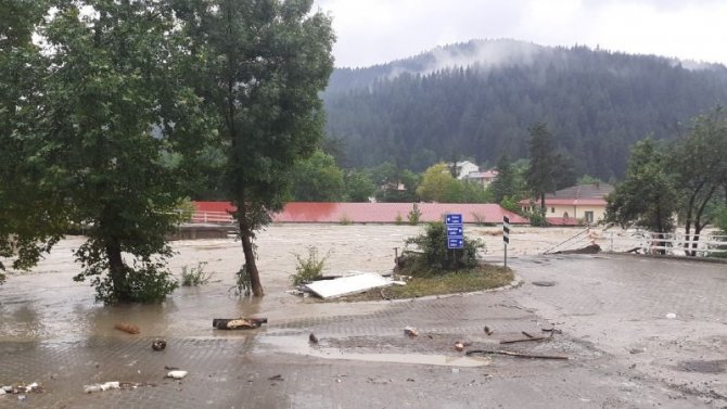 Sel hayatı tamamen durdurdu