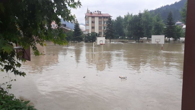 Sel hayatı tamamen durdurdu