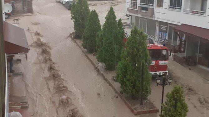 Sel hayatı tamamen durdurdu