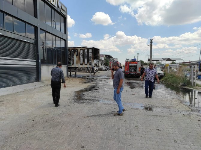 Tırın dorsesinde çıkan yangını sanayi sitesi yangın söndürme ekibi söndürdü