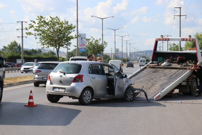 Duble yolda iki otomobil çarpıştı: 2’si çocuk 3 yaralı