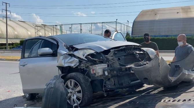 Duble yolda iki otomobil çarpıştı: 2’si çocuk 3 yaralı