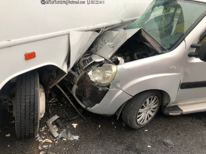 İşçi servisi ile ticari araç çarpıştı: 1 yaralı