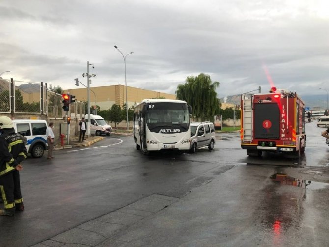 İşçi servisi ile ticari araç çarpıştı: 1 yaralı
