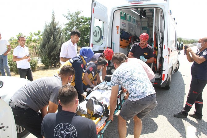 Otomobil yolcu otobüsüne çarptı: 1 yaralı