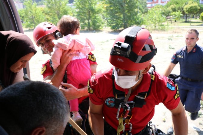 3 gündür yardım bekleyen 5 kişilik aile helikopterle böyle kurtarıldı