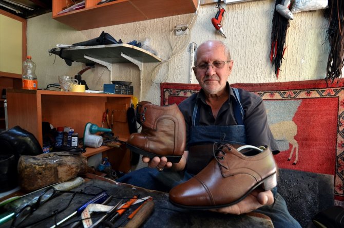 Konyalı Mehmet Usta, 24 yıldır kendisi gibi yürüme engelli olanlara özel ayakkabı üretiyor