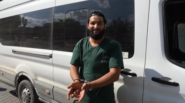 Bir minibüs dolusu kaçak göçmen yakalandı