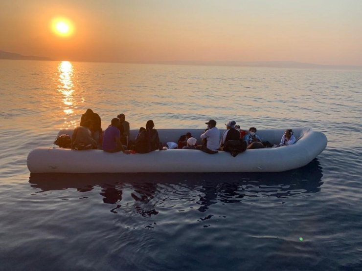 Botları sürüklenen 17 kaçak göçmen kurtarıldı