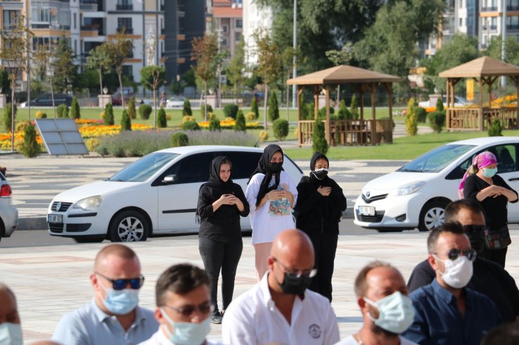 Polis memurunun öldürdüğü eşi ile anne ve babası toprağa verildi