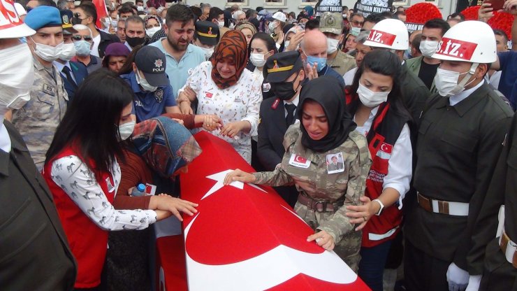 Şehit uzman çavuşu ablası üniforması, nişanlısı beresiyle son yolculuğuna uğurladı
