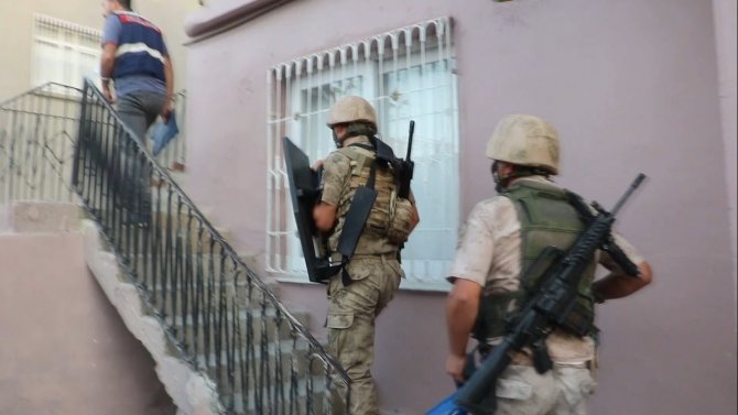 Terör örgütü propagandası yapan 4 kişi gözaltına alındı