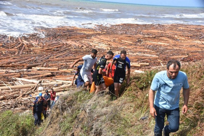 Tomruklarla birlikte sahile vuran ceset 9 saatte çıkarıldı