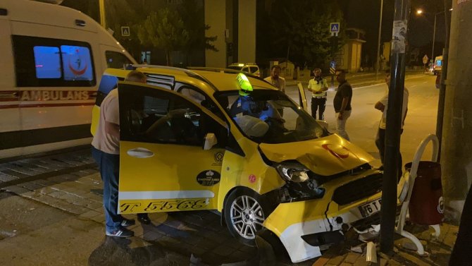 Gurbetçinin otomobiliyle ticari taksi böyle çarpıştı