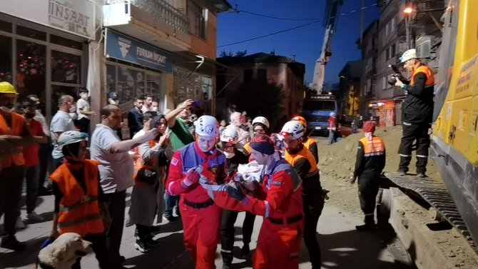 İnegöl Belediyesi’nin enkaz ve yaralı kurtarma tatbikatı gerçeği aratmadı