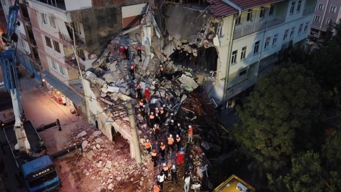 İnegöl Belediyesi’nin enkaz ve yaralı kurtarma tatbikatı gerçeği aratmadı