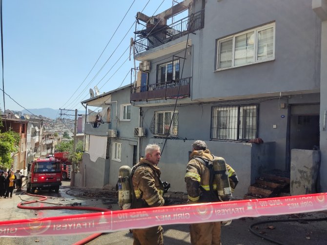 İzmir’de ev alevlere teslim oldu