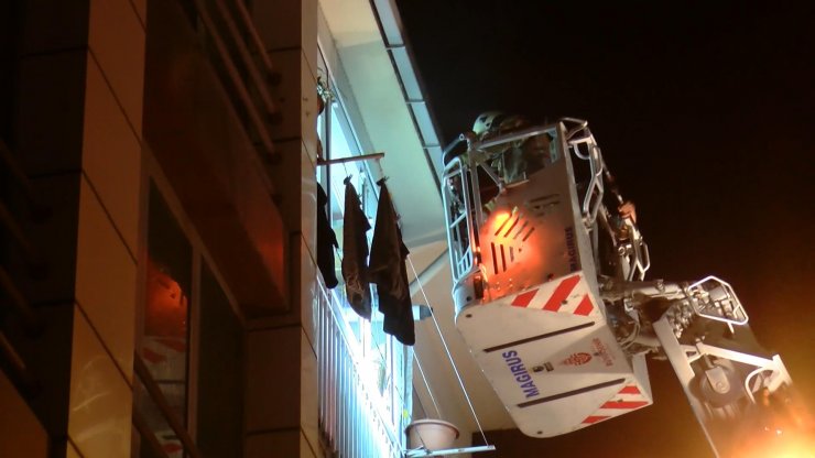Kadıköy'de 5 katlı binada yangın paniği: 3 kişi dumandan etkilendi