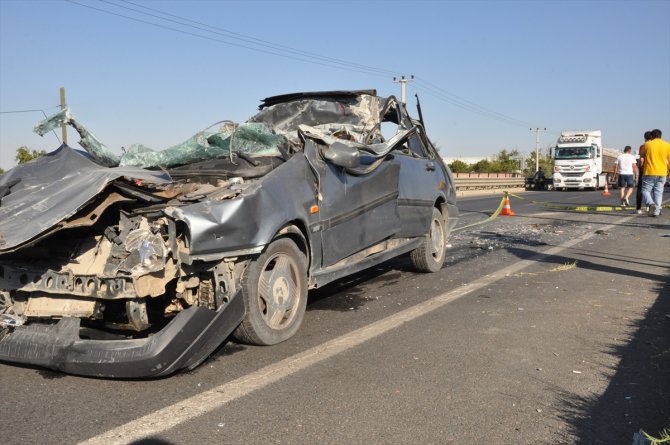 Konya'da tıra çarpan otomobilde 1 kişi öldü, 1 kişi yaralandı