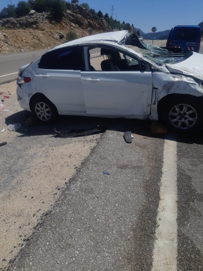 Konya'da sürücüsünün direksiyon hakimiyetini kaybettiği otomobil takla attı