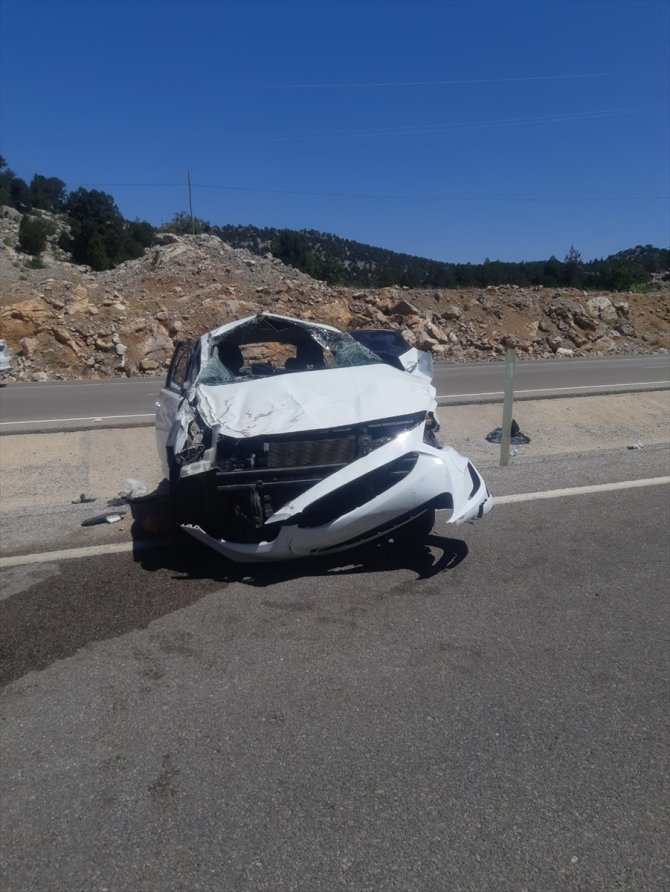 Konya'da sürücüsünün direksiyon hakimiyetini kaybettiği otomobil takla attı