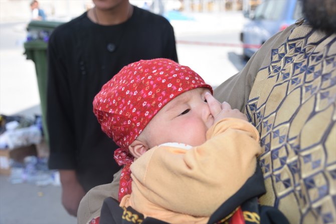 Türk askeri Kabil'deki kontrol noktasında annesinden ayrı düşen Hadiya bebeğe şefkat elini uzattı