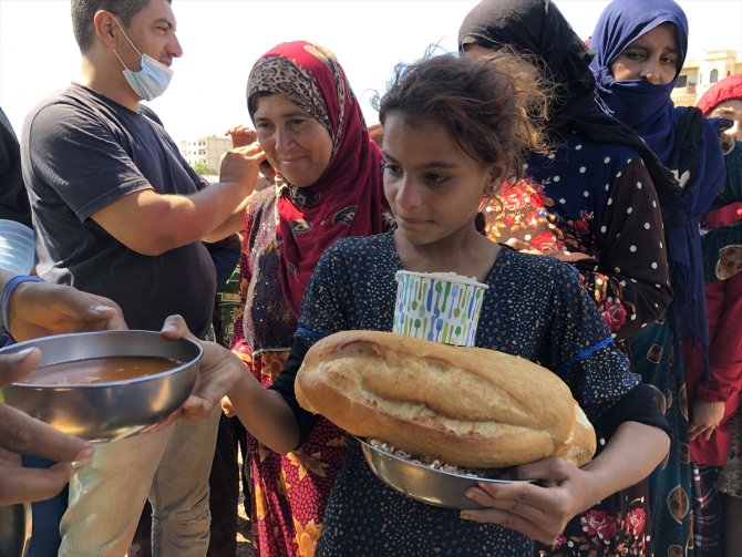 Afrin bölgesindeki ihtiyaç sahiplerine, Hatay'dan her gün sıcak yemek yardımı yapılıyor