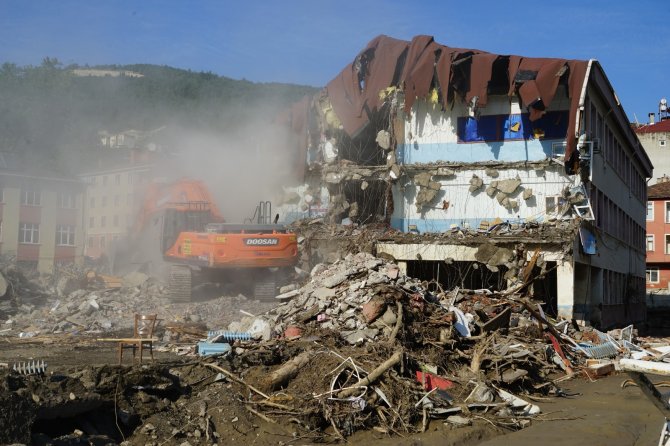 Selde büyük hasar gören Merkez Ortaokulunun yıkımına başlandı