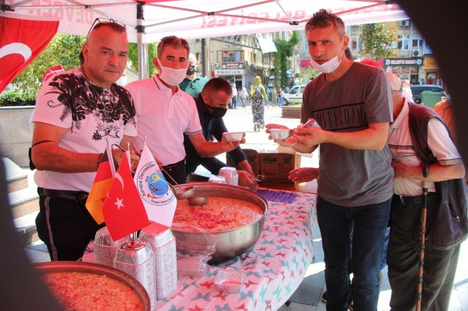 Avrupalı gurbetçiler esnaf ve vatandaşlara aşure ikramında bulundu