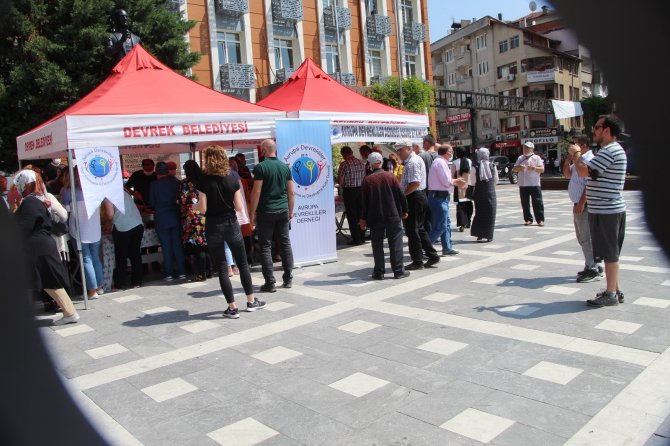 Avrupalı gurbetçiler esnaf ve vatandaşlara aşure ikramında bulundu