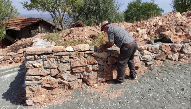 Evlerini taştan yapıp ömürlerine ömür katıyorlar