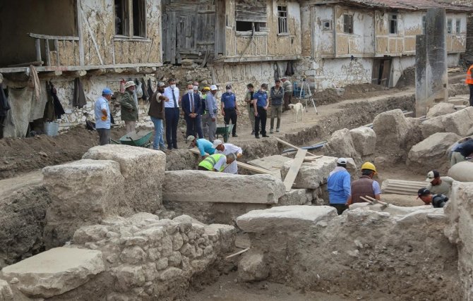 Aizanoi Antik Kenti’nde incelemelerde bulundu