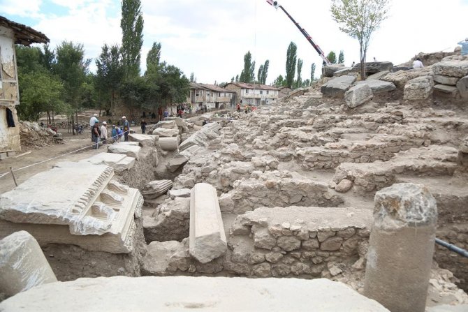 Aizanoi Antik Kenti’nde incelemelerde bulundu