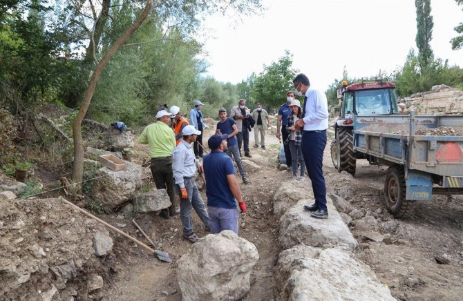 Aizanoi Antik Kenti’nde incelemelerde bulundu