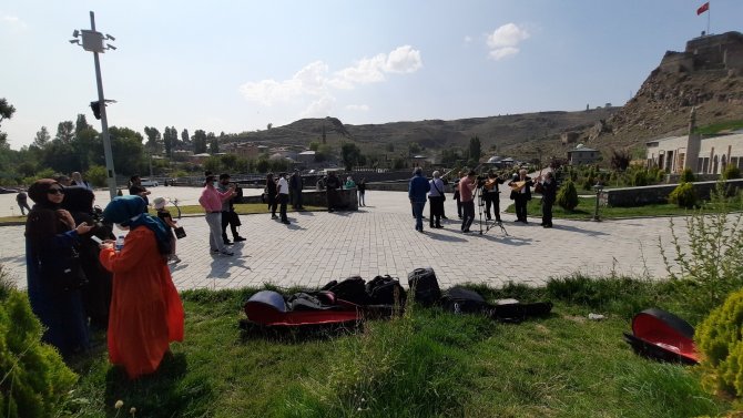 Kars Vadisi’nde aşıklara yoğun ilgi