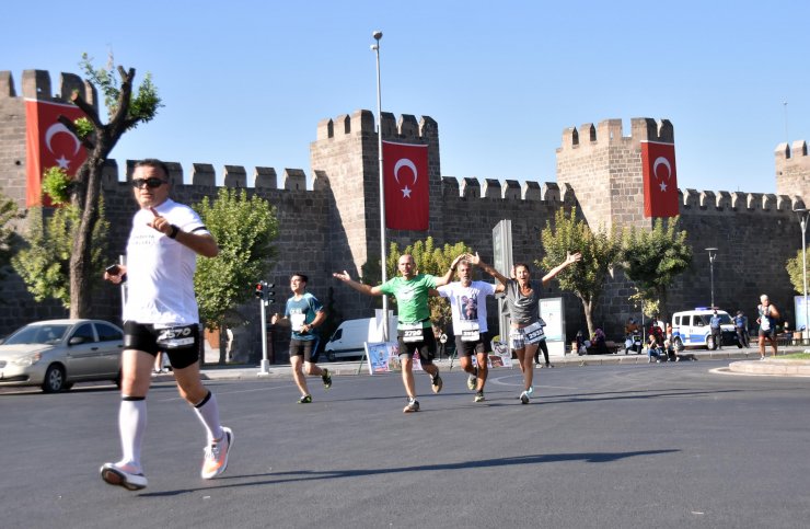 kayseri de yari maraton a yogun ilgi bebekleriyle katildilar