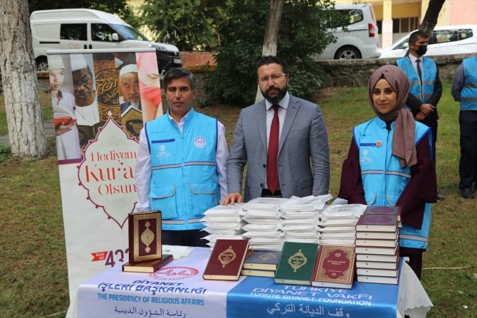 Türkiye Diyanet Vakfı gazilere Kur'an-ı Kerim hediye etti