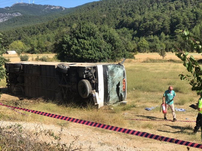 Korkunç kaza! Turist otobüsü ile öğrenci servisi çarpıştı