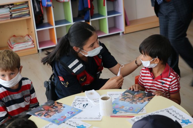 Jandarma, okul okul gezerek öğrencileri bilgilendirdi