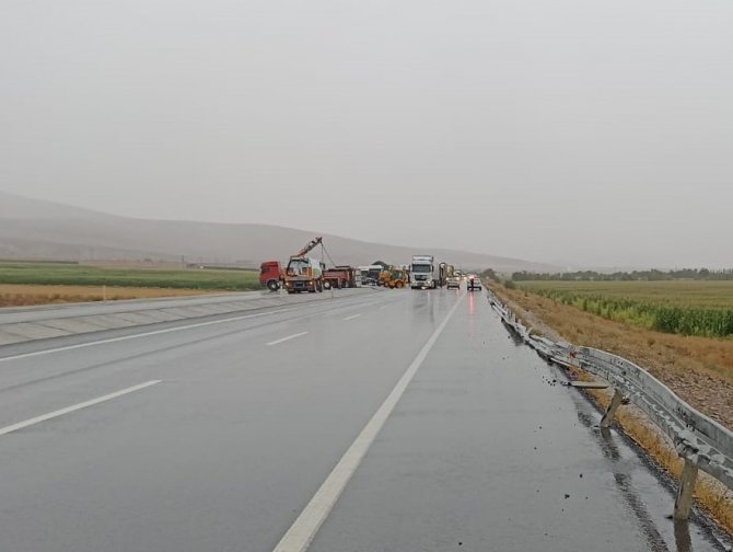 Konya’da devrilen kamyonun sürücüsü yaralandı