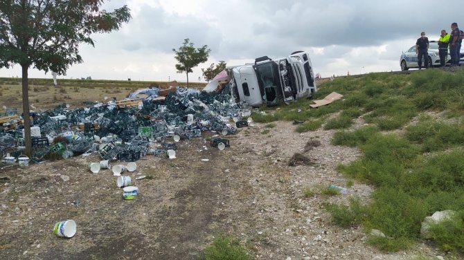 Konya'da sürücüsünün direksiyon hakimiyetini kaybettiği tır devrildi