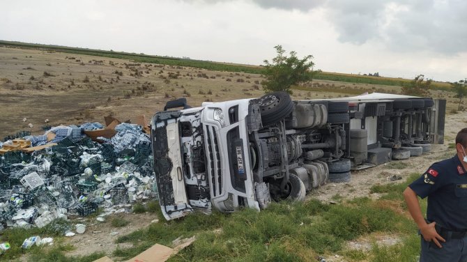 Konya'da sürücüsünün direksiyon hakimiyetini kaybettiği tır devrildi