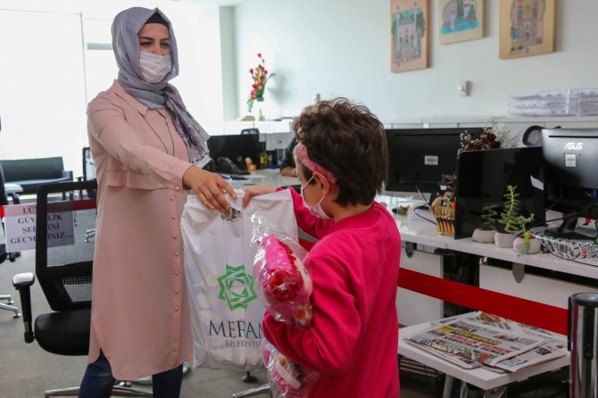 Meram’da ihtiyaç sahibi ailelerin çocuklarına kırtasiye desteği