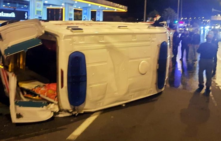 Trafik kazasında yaralanan hastayı taşıyan ambulans ile otomobil çarpıştı: 4 yaralı