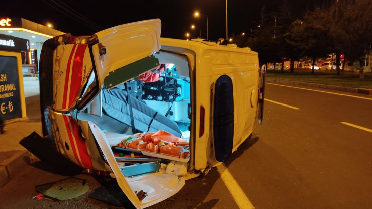 Trafik kazasında yaralanan hastayı taşıyan ambulans ile otomobil çarpıştı: 4 yaralı