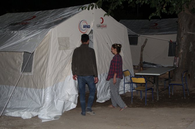 Deprem sonrası ağır hasarlı tespit edilen evdeki 10 kişi çadıra yerleştirildi