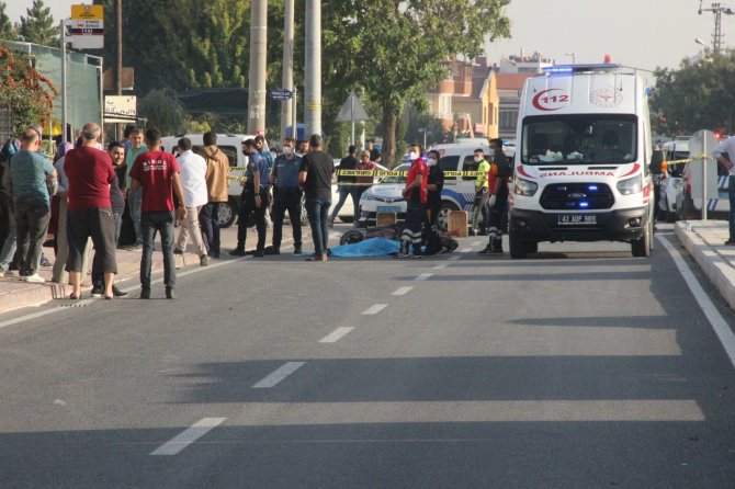 Devrilen akülü motosikletteki yolcuya kamyonet çarptı: 1 ölü