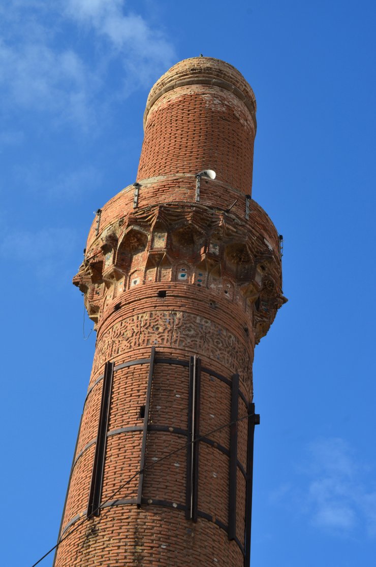 Konya Vakıflar Bölge Müdürlüğü eğik minarenin sırrını çözmek için çalışma başlattı